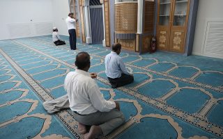Το εσωτερικό του ισλαμικού τεμένους της Αθήνας. INTIME NEWS/ΓΙΑΝΝΗΣ ΛΙΑΚΟΣΑ