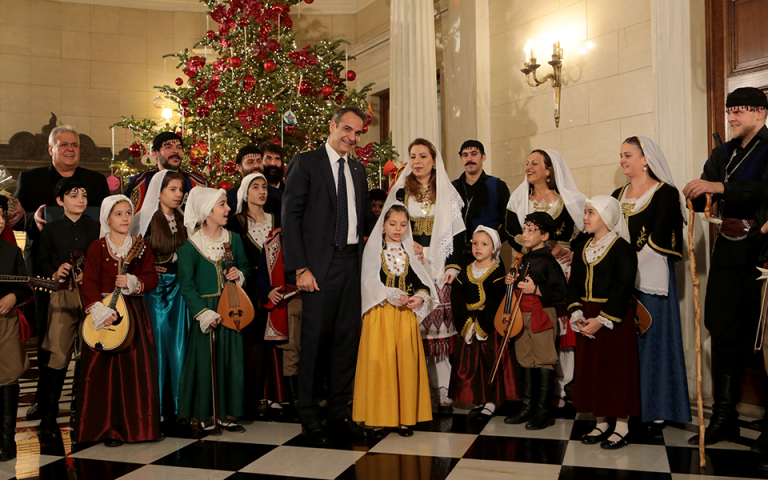 Χριστουγεννιάτικα κάλαντα από όλη την Ελλάδα στον πρωθυπουργό