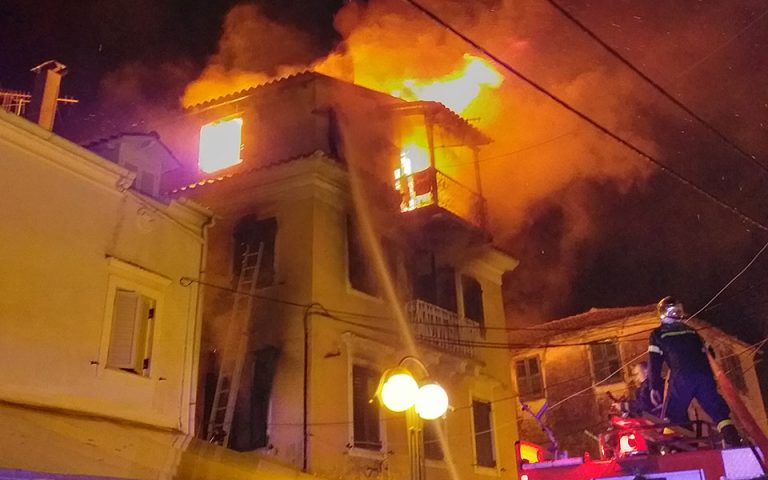 Μεγάλη φωτιά σε τριώροφη μονοκατοικία στην πόλη της Κέρκυρας