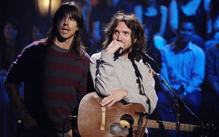 O Φρουσιάντε (Δ) με τον frontman των Red Hot Chili Peppers, Αντονι Κίντις.