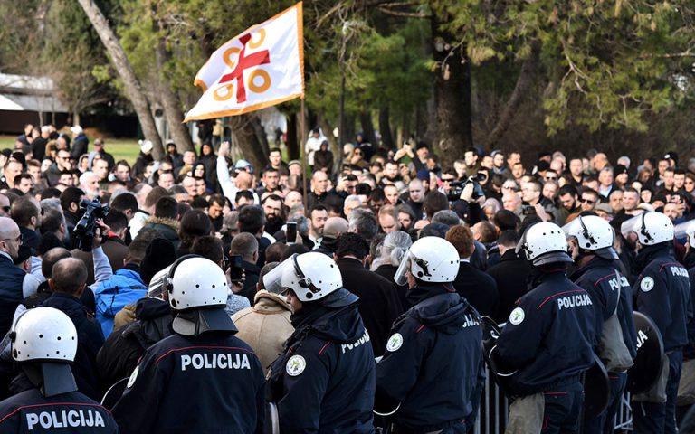 Συγκρούσεις διαδηλωτών με την αστυνομία για την περιουσία της Σερβικής Εκκλησίας