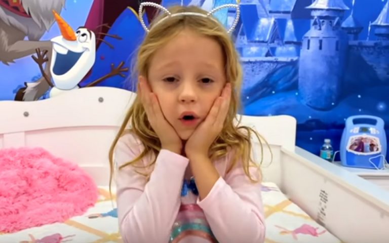 Ένα πεντάχρονο κορίτσι στις πιο ακριβοπληρωμένες μπλόγκερ του YouTube