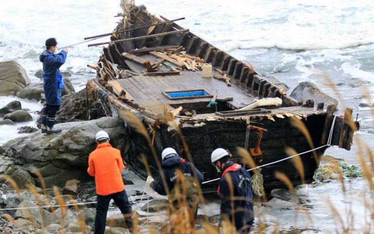 Πλοίο – φάντασμα με ανθρώπινα λείψανα από τη Βόρεια Κορέα ξεβράστηκε στην Ιαπωνία