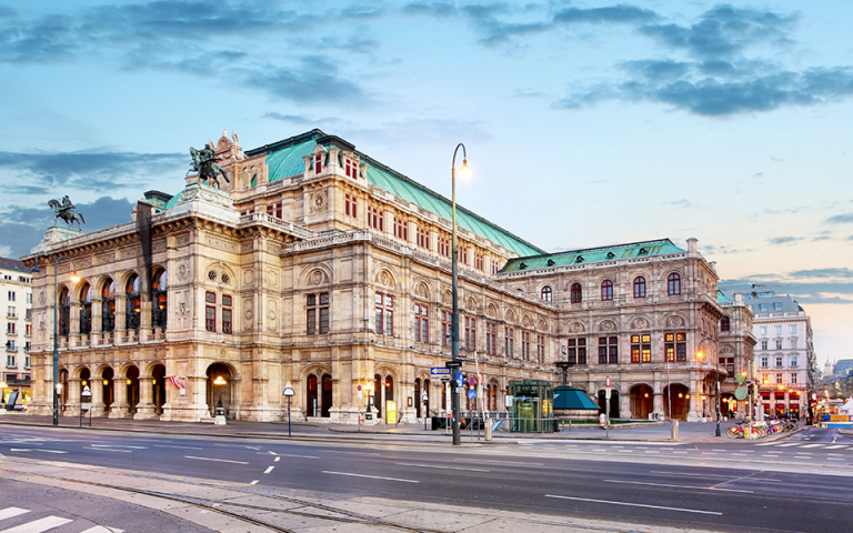 BBC: Η ακαδημία μπαλέτου της Κρατικής Οπερας της Βιέννης ενθάρρυνε τους μαθητές να καπνίζουν