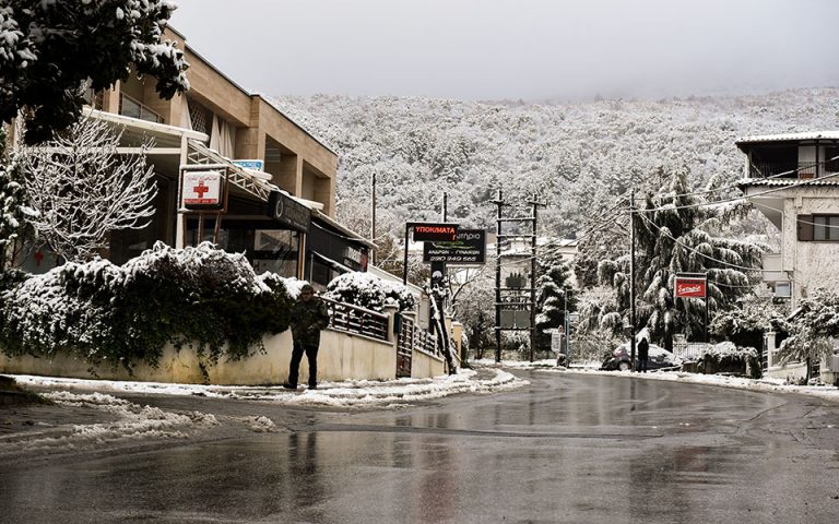 Στα «λευκά» πολλές περιοχές της Βόρειας Ελλάδας – Ισχυροί άνεμοι σε όλη τη χώρα μέχρι την Πέμπτη