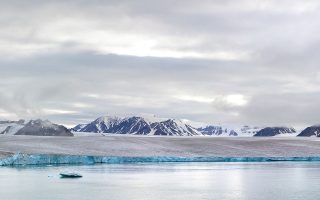 Aποψη της νήσου Ελσμερ του Καναδά, στον Αρκτικό Κύκλο, όπου εντοπίζεται για την ώρα ο μαγνητικός Βορράς. Μία φορά σε 300.000 χρόνια, κατά μέσον όρο, ο μαγνητικός Βορράς και ο μαγνητικός Νότος αντιστρέφονται. SHUTTERSTOCK