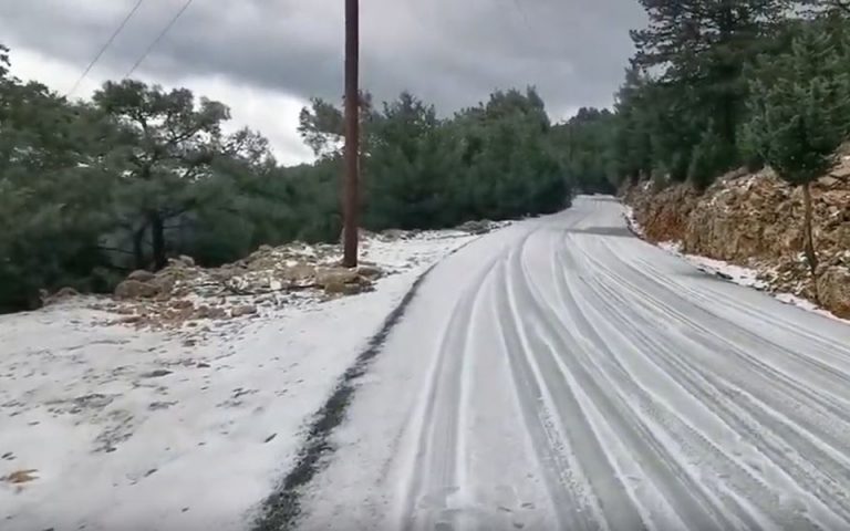 Χιόνισε για πρώτη φορά στη Σύμη (βίντεο)