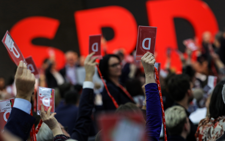 Γερμανία: Υπέρ της παραμονής του στον κυβερνητικό συνασπισμό αποφάσισε το SPD