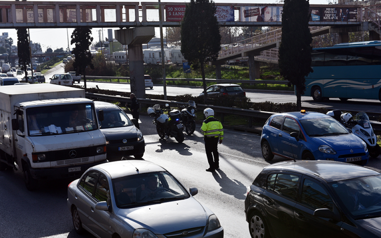 Κυκλοφοριακό κομφούζιο στους δρόμους της Αθήνας – Τα σημεία με τα μεγαλύτερα προβλήματα