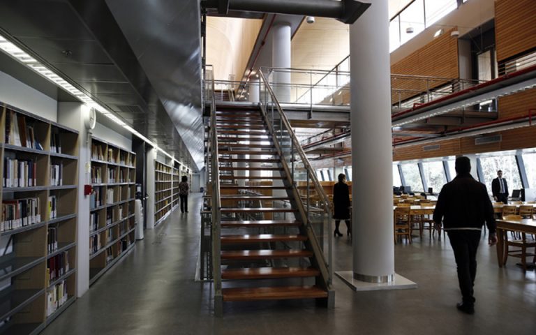 Ξενάγηση στην υπερσύγχρονη βιβλιοθήκη της Φιλοσοφικής Σχολής Αθηνών (φωτογραφίες)
