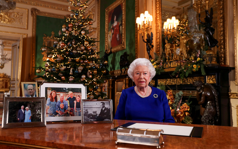 Το μήνυμα της βασίλισσας Ελισάβετ για τα Χριστούγεννα – Εκτός «κάδρου» Χάρι και Μέγκαν