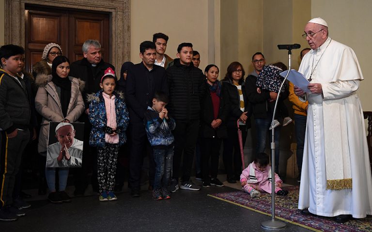 Πρόσφυγες από τη Λέσβο υποδέχθηκε ο Πάπας στο Βατικανό