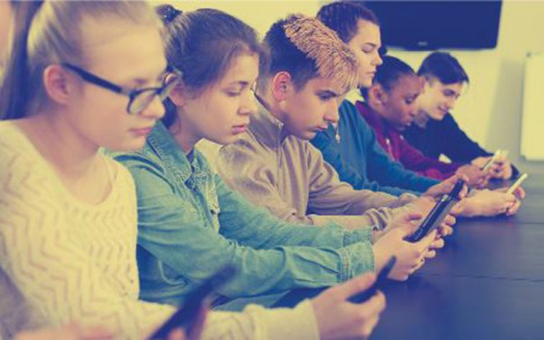 «Τα έξυπνα κινητά δεν προκαλούν κατάθλιψη στα παιδιά»