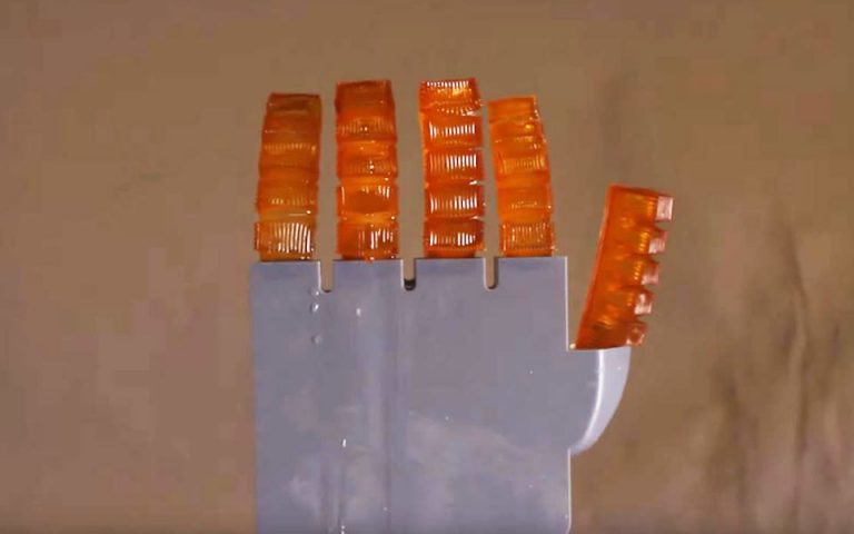 Επιστήμονες δημιούργησαν το πρώτο ρομπότ που «ιδρώνει» και αποβάλλει θερμότητα (Βίντεο)