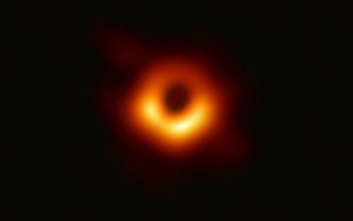 Η καταπληκτική φωτογράφιση της μαύρης τρύπας έγινε πραγματικότητα χάρη στη συνδυασμένη λειτουργία ραδιοτηλεσκοπίων σε οκτώ διαφορετικές περιοχές της Γης. Είχαν συνδεθεί συμβολομετρικά μεταξύ τους, δημιουργώντας έτσι ένα τηλεσκόπιο με το μέγεθος του πλανήτη μας.