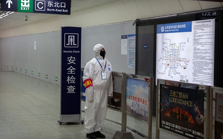 Σε απόγνωση οι κινεζικές αρχές: «O ιός είναι τρελός»  (βίντεο)