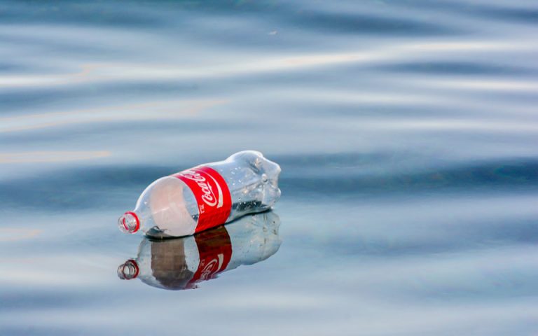 ΗΠΑ: Η Coca-Cola δεν καταργεί τα πλαστικά μπουκάλια