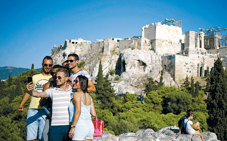 Πάνω από 30 εκατ. τουρίστες το 11μηνο, στα 17,8 δισ. τα έσοδα