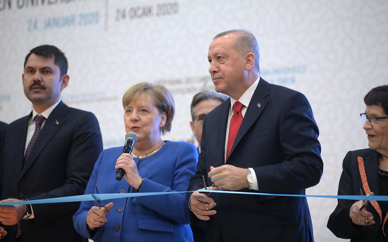 Επίσκεψη Μέρκελ στην Τουρκία: Με επέκταση του λιβυκού χάους στη Μεσόγειο προειδοποιεί ο Ερντογάν