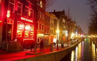 Nα... καθαρίσει τη συνοικία των «κόκκινων φαναριών» δεσμεύθηκε η δήμαρχος του Αμστερνταμ Φέμκε Χασέλμα, μετά τις διαμαρτυρίες για μεθυσμένους, επιθετικούς τουρίστες που παρενοχλούν τις ιέρειες του έρωτα.