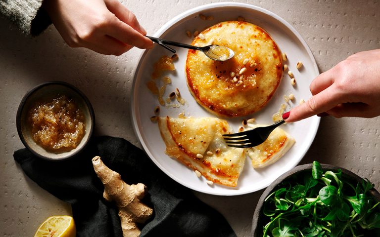 «Σαγανάκι» φούρνου με λαδοτύρι Μυτιλήνης και μαρμελάδα λεμόνι