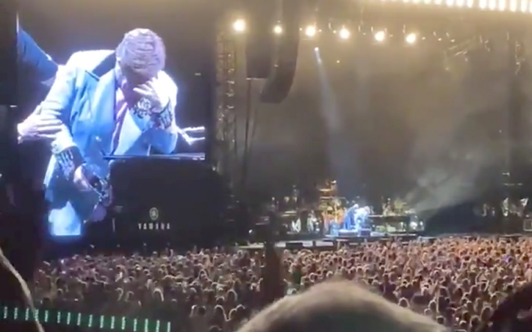 Νέα Ζηλανδία: Ο Ελτον Τζον ξέσπασε σε δάκρυα πάνω στη σκηνή – Διέκοψε συναυλία λόγω πνευμονίας (βίντεο)