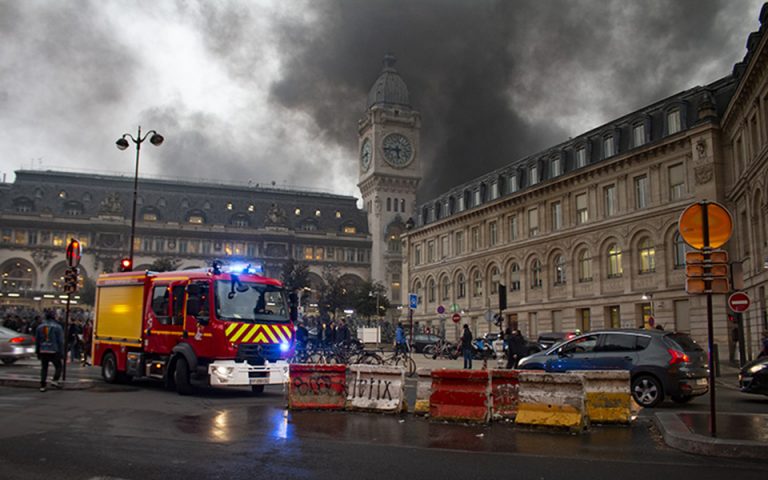 Μεγάλη πυρκαγιά στην περιοχή Γκαρ ντε Λιόν στο Παρίσι (βίντεο)