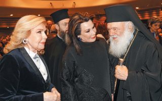 Ο Αρχιεπίσκοπος με τη Γ. Αγγελοπούλου και τη Μ. Βαρδινογιάννη.