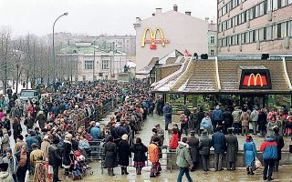 Πριν από 30 χρόνια, χιλιάδες Μοσχοβίτες δημιούργησαν τεράστιες ουρές για να γευθούν το πρώτο μπέργκερ της ζωής τους. Σήμερα, η ΜcDonald’s διαθέτει στη Ρωσία περίπου 700 καταστήματα, που υποδέχονται καθημερινά πάνω από 1,7 εκατ. πελάτες.