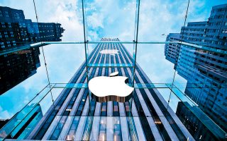 Ο αμερικανικός κολοσσός της Αpple επιδιώκει να προσδένει τους χρήστες του στις υπηρεσίες του, ενόσω η ζήτηση για απόκτηση νέων iPhone επιβραδύνεται.