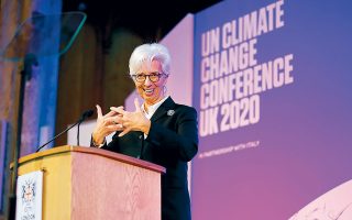 «Οι κεντρικές τράπεζες θα πρέπει να αφιερώσουν περισσότερο χρόνο και να δώσουν μεγαλύτερη έμφαση στο να αντιληφθούν τον αντίκτυπο της κλιματικής αλλαγής», τόνισε η Κρ. Λαγκάρντ, μιλώντας σε συνέδριο στο Λονδίνο.
