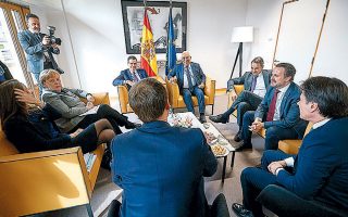 Ο πρωθυπουργός Κυριάκος Μητσοτάκης επέκρινε τη μείωση των κονδυλίων για τη διαχείριση του προσφυγικού-μεταναστευτικού στην πρόταση Μισέλ (φωτ. από τη συνάντηση που είχε με άλλους ηγέτες στα γραφεία της ισπανικής μόνιμης αντιπροσωπείας).