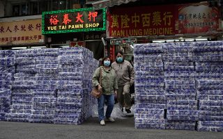 Φαινόμενα πανικού στο Χονγκ - Κονγκ: Οι πωλήσεις χαρτομάντηλων, χαρτιού τουαλέτας και ρυζιού έχουν εκτιναχθεί. (AP Photo/Kin Cheung)