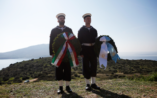 Αξιωματικοί του Πολεμικού Ναυτικού κρατούν στεφάνια κατά τη διάρκεια επιμνημόσυνης δέησης στο μνημείο που έχει ανεγερθεί προς τιμήν των θυμάτων, Ιταλών και Ελλήνων αιχμαλώτων πολέμου, του πλοίου ORIA.