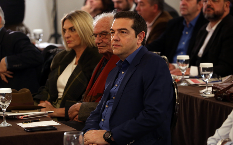 synedriasi-ke-syriza-al-tsipras-apologismos-me-to-vlemma-strammeno-stin-koinonia-2363438
