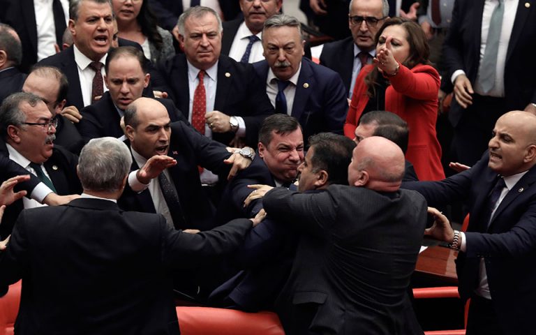 Θερμό επεισόδιο μέσα στην τουρκική Βουλή: Πιάστηκαν στα χέρια για χάρη του Ερντογάν (video)