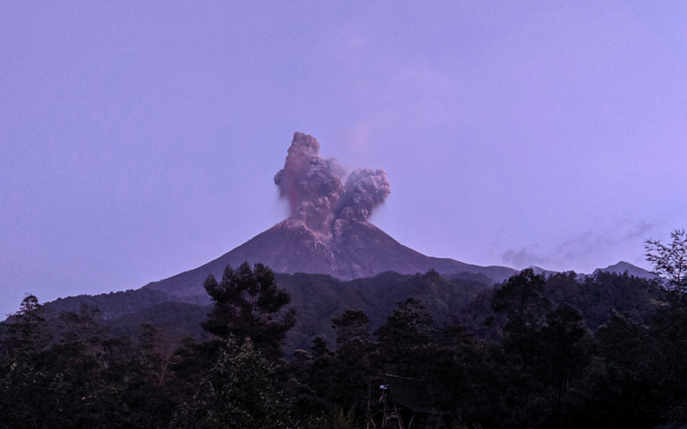 Ηφαίστειο Χάνγκα Τόνγκα: Κίνδυνος τοξικής βροχής μετά την έκρηξη