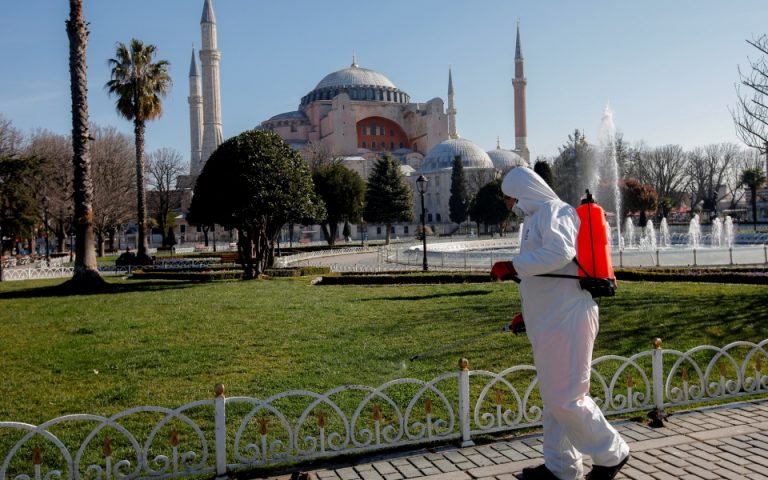 Διήμερο «λουκέτο» σε 31 πόλεις της Τουρκίας – Ξεπέρασαν τους 1.000 οι νεκροί