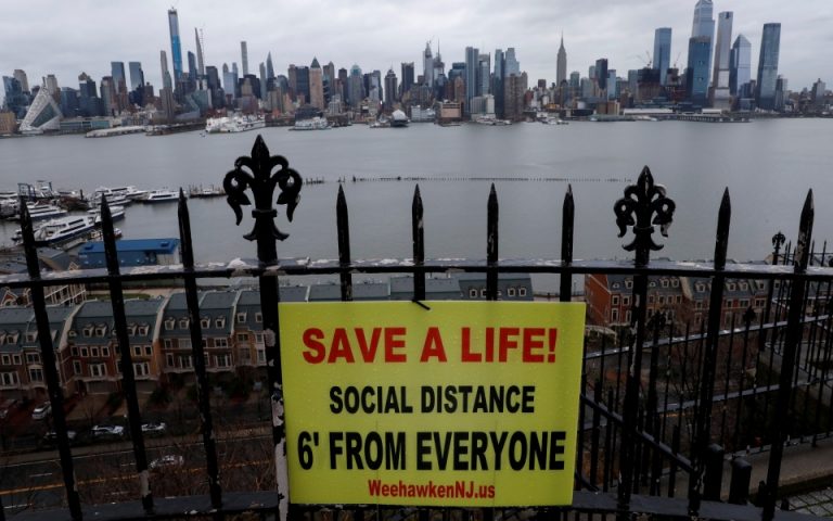 Μάχη με το χρόνο δίνει η Νέα Υόρκη μπροστά στο «χειρότερο ξέσπασμα της πανδημίας»