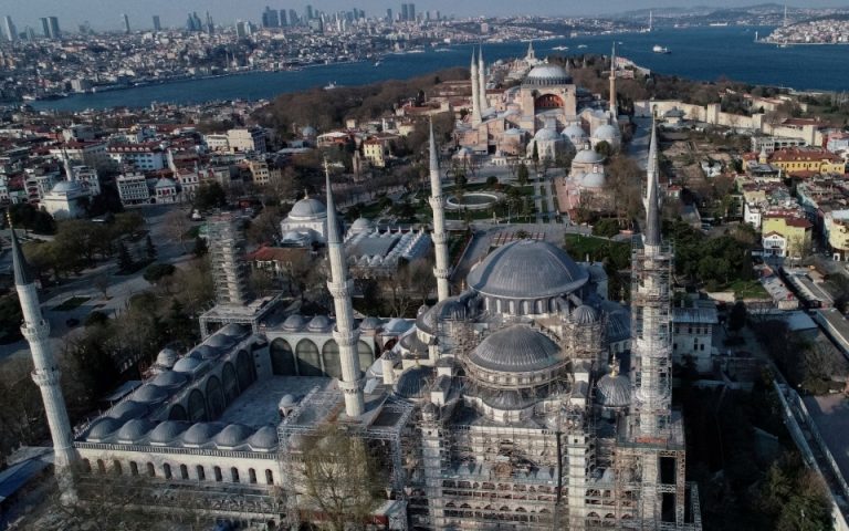 Καθολική απαγόρευση κάθε Σαββατοκύριακο σε 31 μεγάλες πόλεις ανακοίνωσε ο Ερντογάν