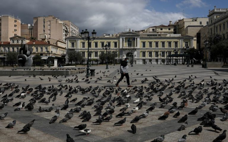 Τρεις νέοι θάνατοι από τον κορωνοϊό στην Ελλάδα – Στα 2.081 τα κρούσματα