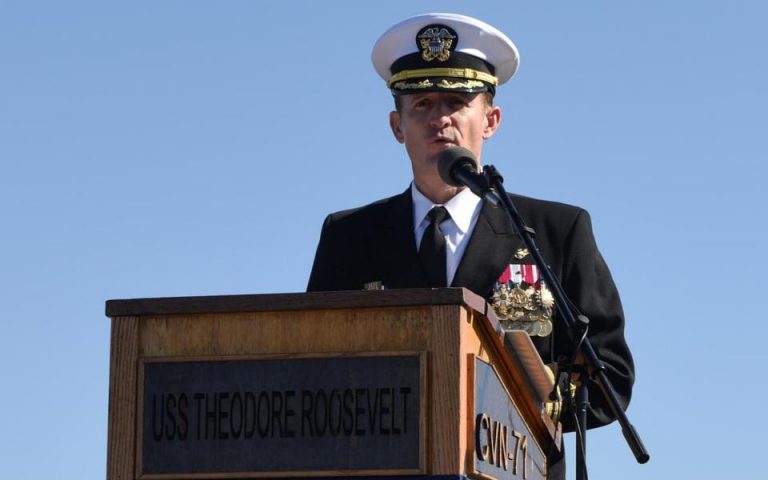 Ερευνα για την υπόθεση του πλοιάρχου του Theodore Roosevelt ξεκινά το Πολεμικό Ναυτικό