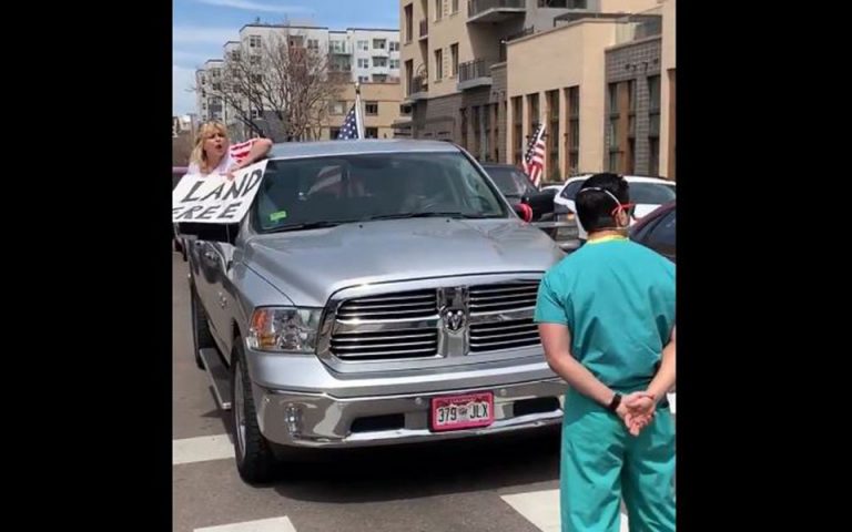 ΗΠΑ: «Πηγαίνετε στην Κίνα αν θέλετε κομμουνισμό» φωνάζουν διαδηλωτές κατά της καραντίνας σε εργαζομένους υγείας