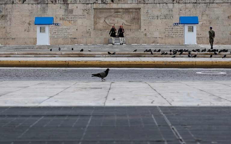 Bloomberg: Παράδειγμα η Ελλάδα στη διαχείριση της κρίσης του κορωνοϊού