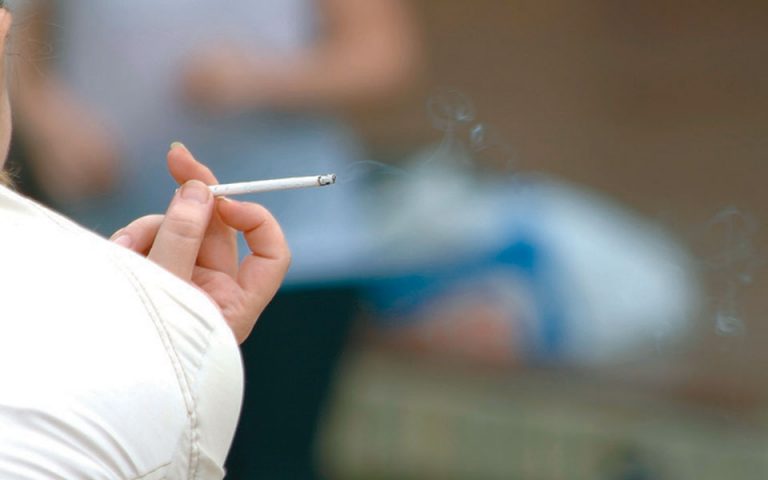 Κορωνοϊός: «Καμπανάκι» για καπνιστές