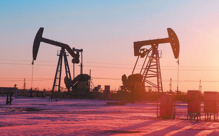 Μείωση παραγωγής πετρελαίου εξετάζουν ΟΠΕΚ, Ρωσία και ΗΠΑ