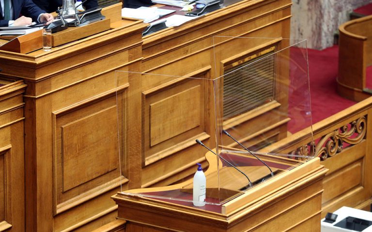 Βουλή: Προβληματισμός και κριτική για τη «σκιά» του ιού στην οικονομία