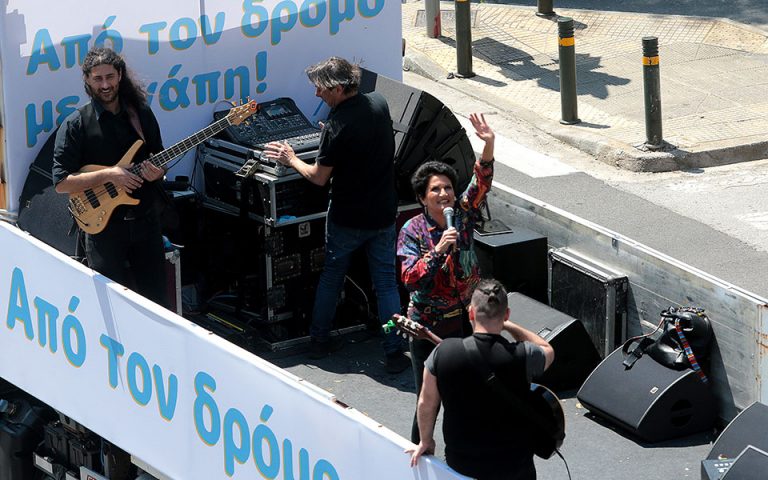 Συναυλία… εν κινήσει από την Αλκηστη Πρωτοψάλτη στις γειτονιές της Αθήνας