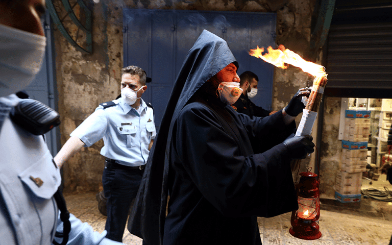 Σε μία έρημη Ιερουσαλήμ η τελετή αφής του Αγίου Φωτός – Ιερείς με μάσκες (φωτογραφίες-βίντεο)