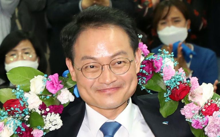 Νότια Κορέα: Αποφασιστική νίκη για τον Μουν Τζάε Ιν